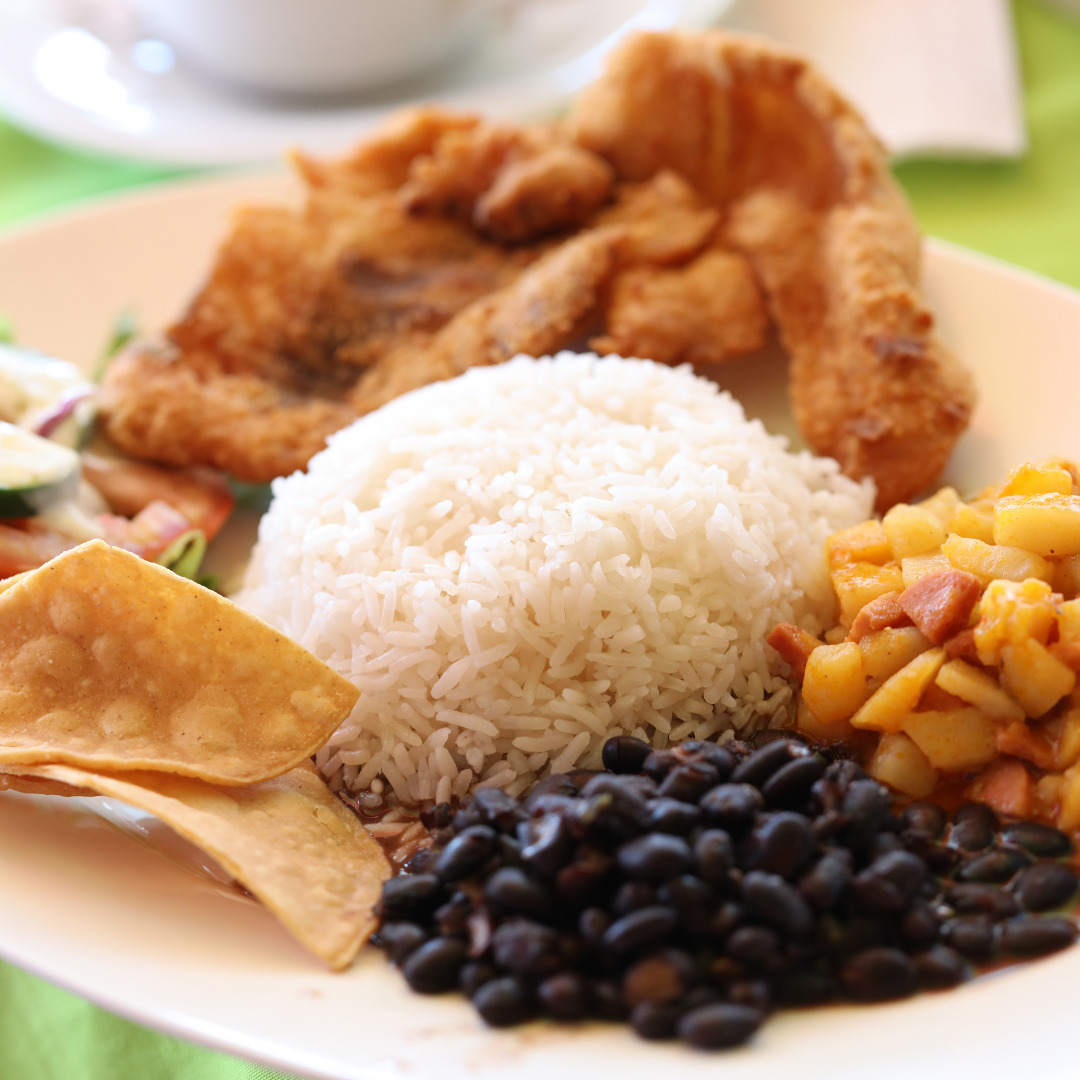 un plat de riz, haricots et poissons