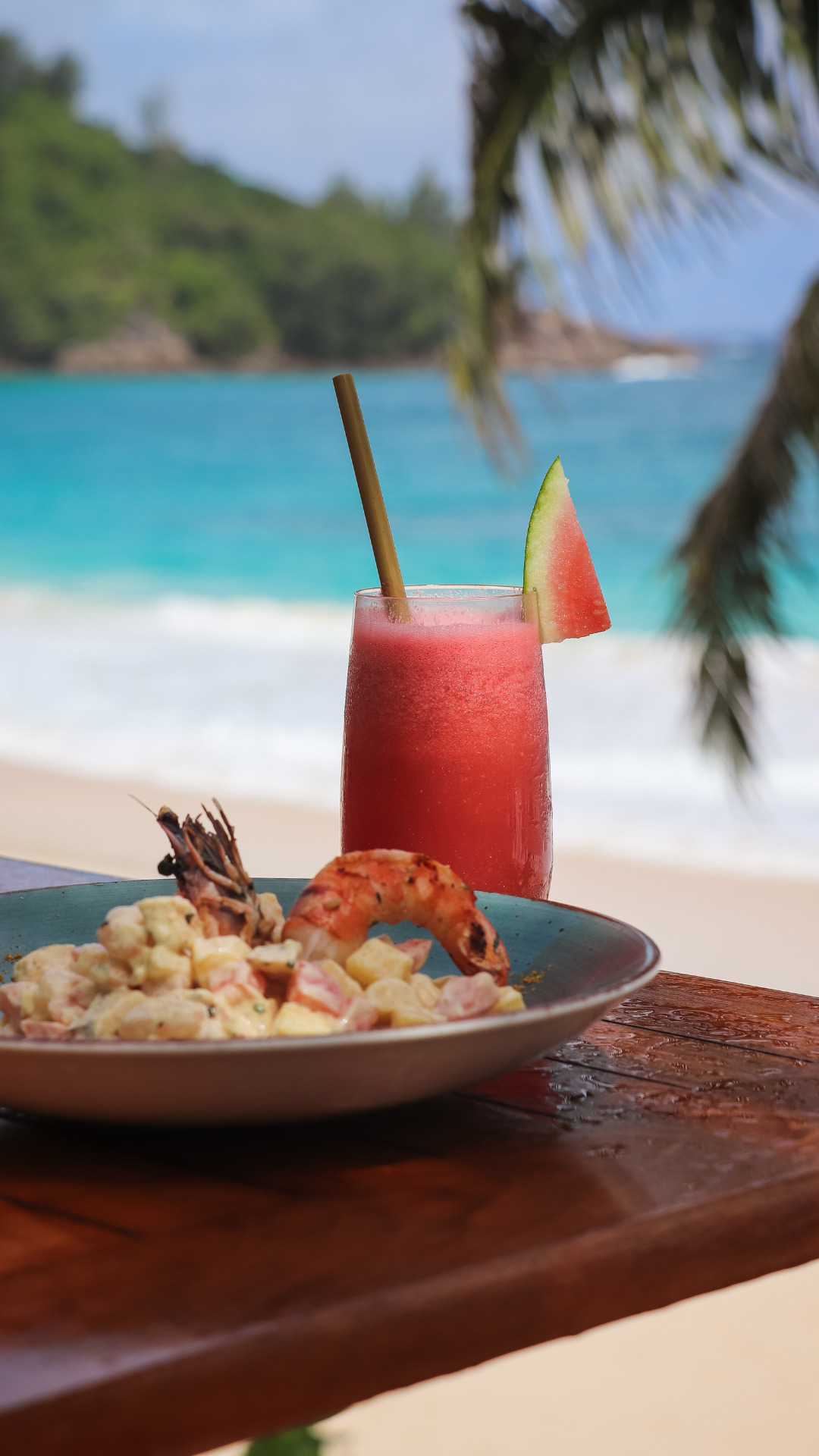 panaché avec une assiettes de fruits de mer sur la plage