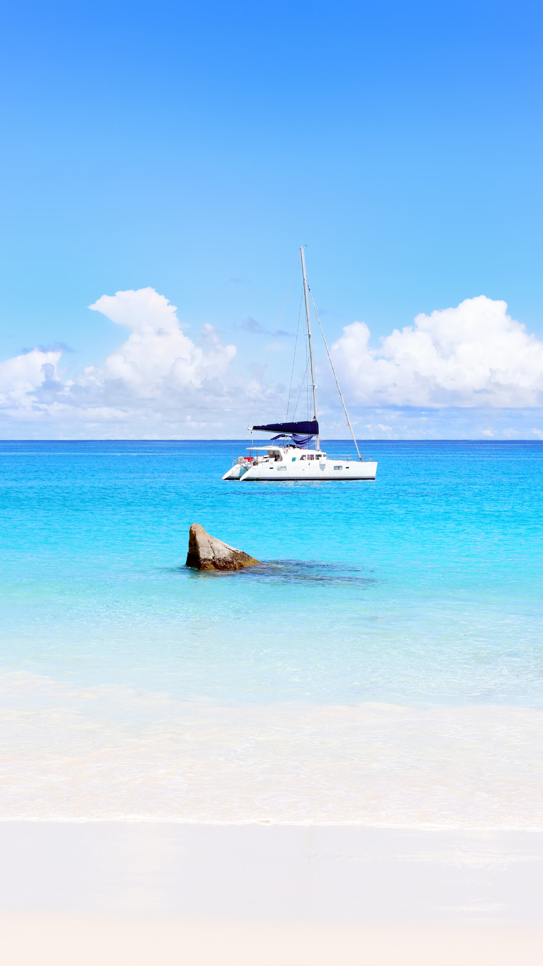 plage avec un bateau