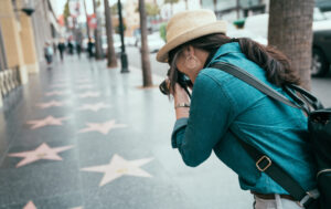 une fille qui prend en photo le walk of fame