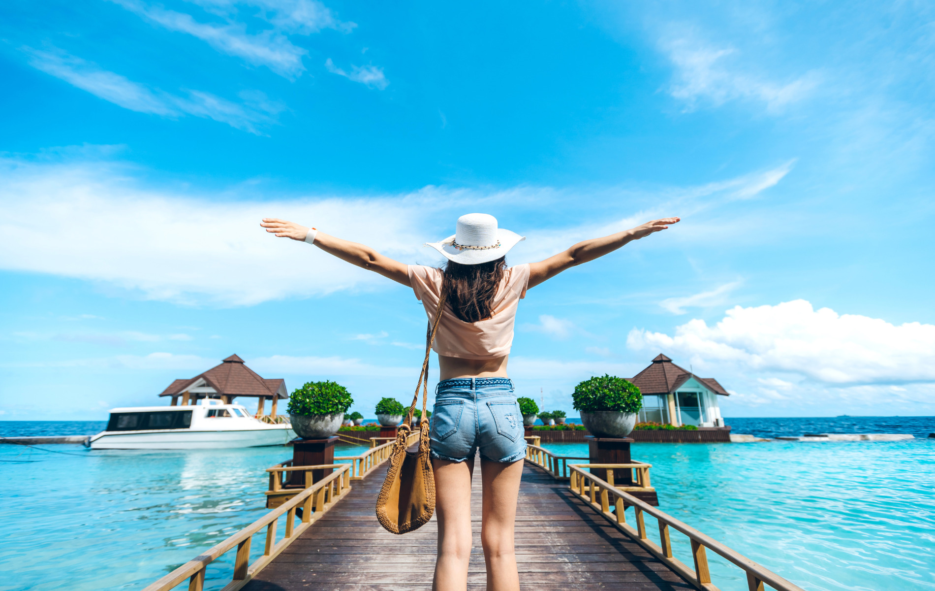 une femme avec les bras ouverts aux Maldives