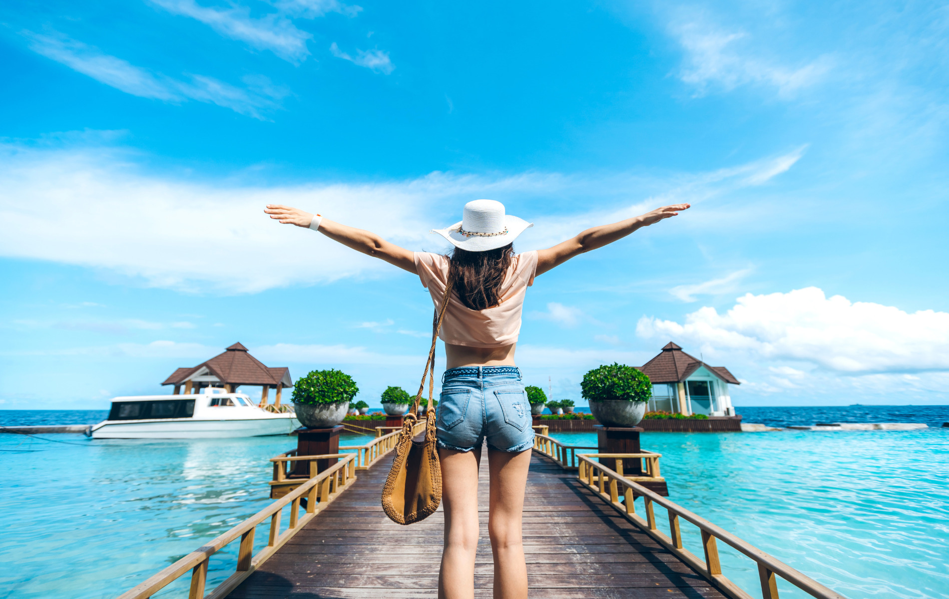 une femme avec les bras ouverts aux maldives