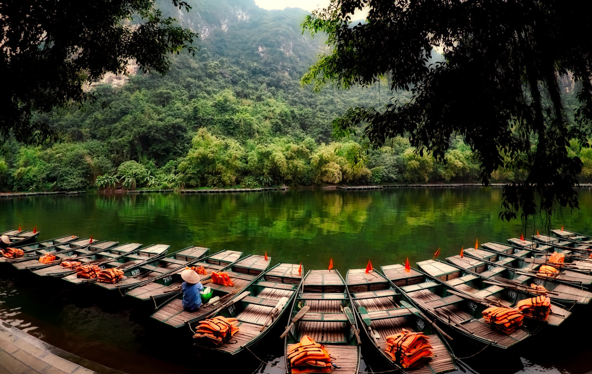 pleins de petits bateaux dans un fleuve