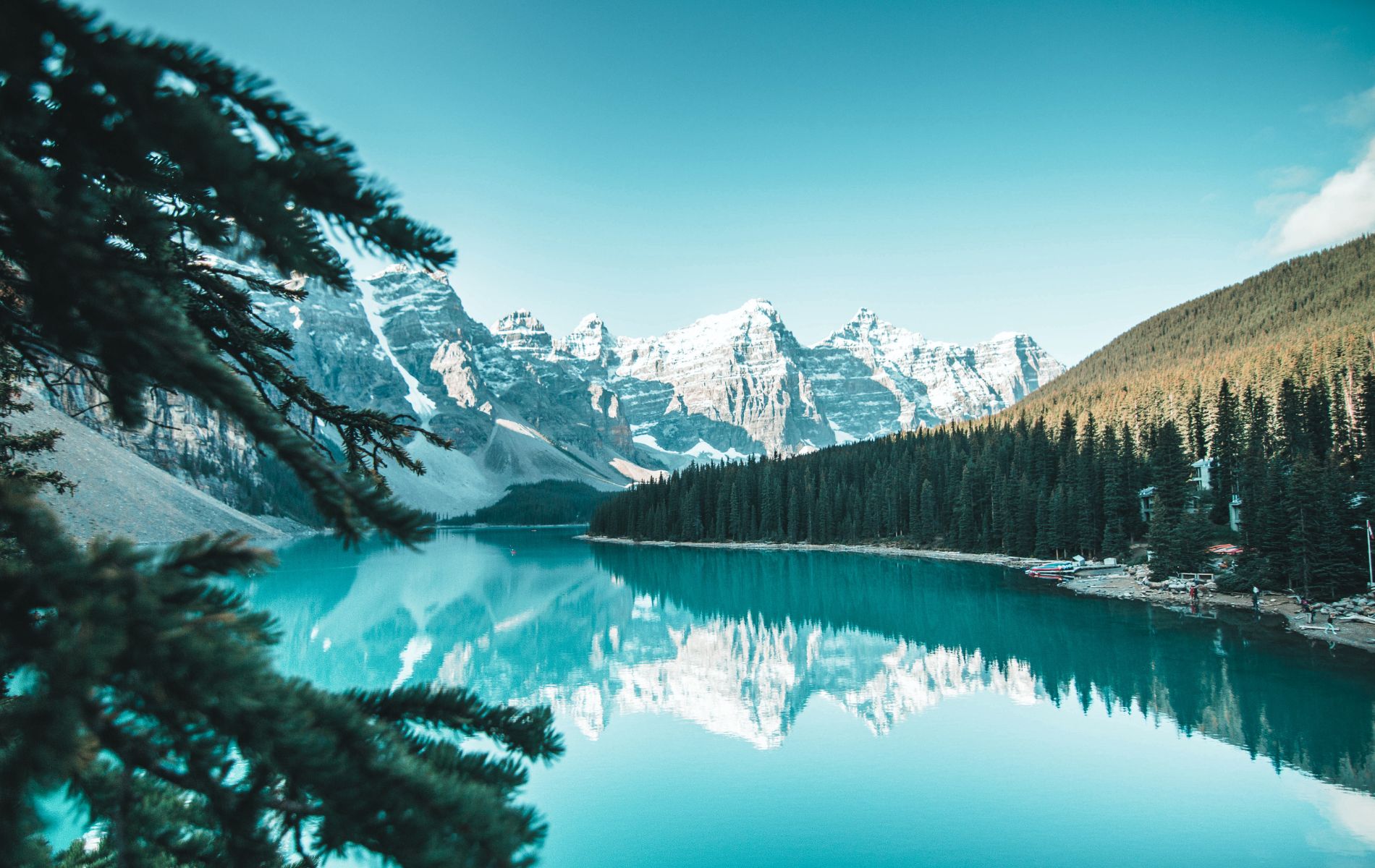 lac et montagnes au Canada