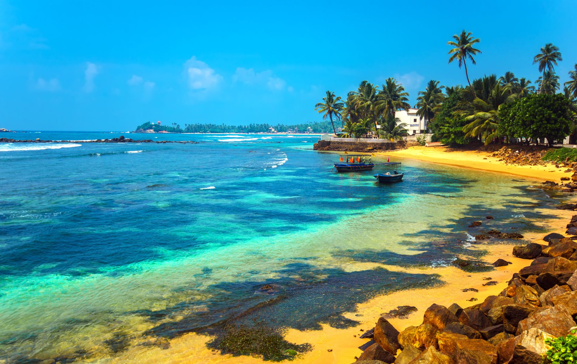 plage au Sri Lanka avec bateaux sur le large