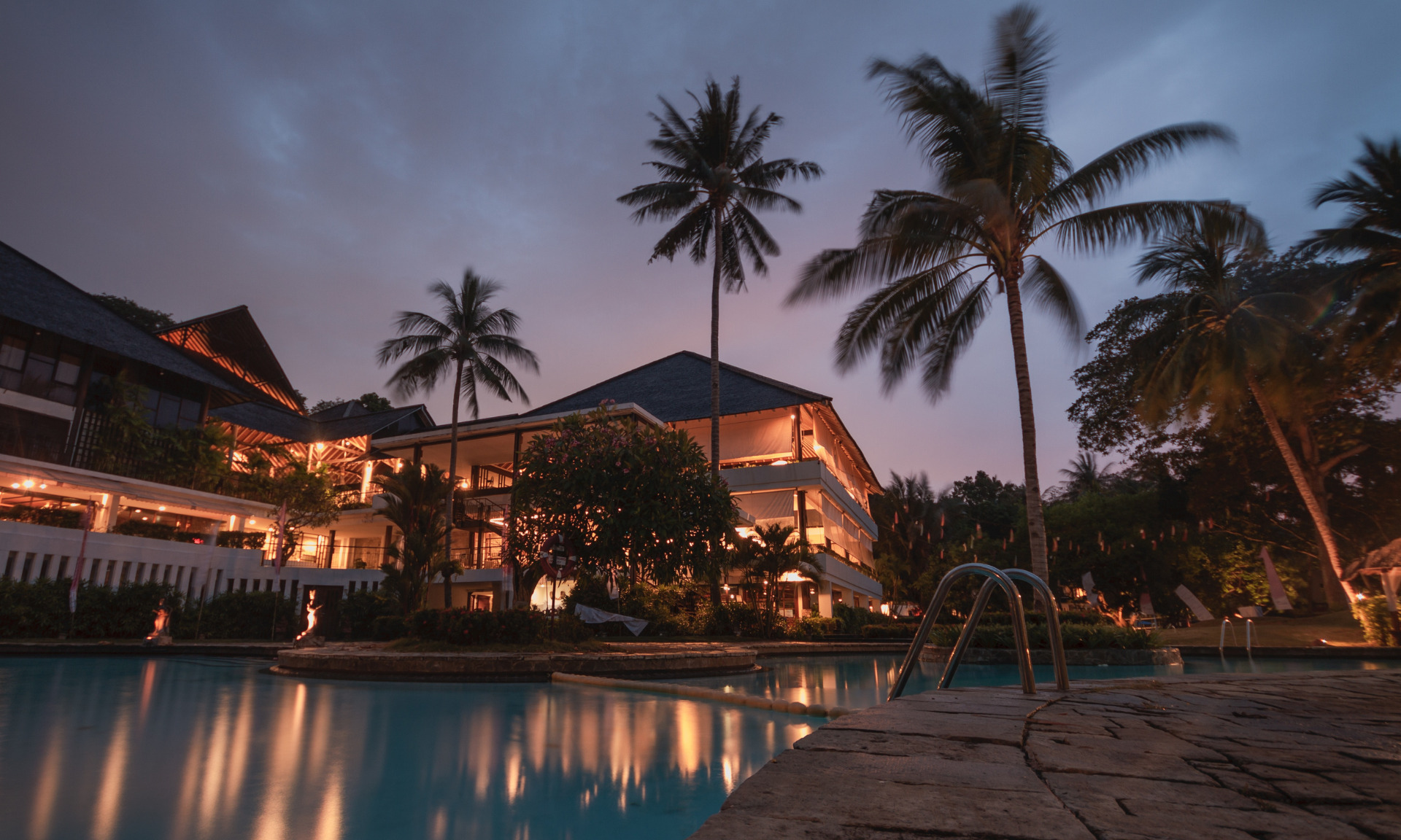 un chalet au bord d'une piscine