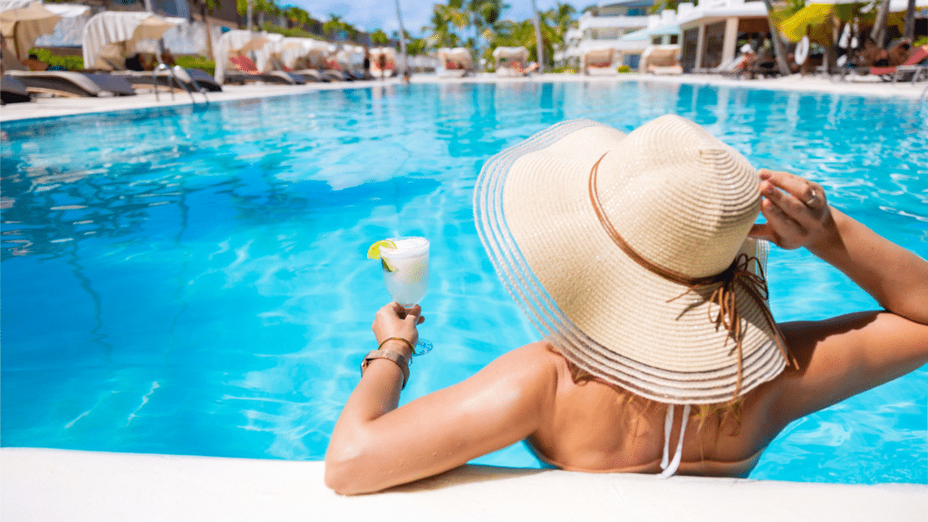 Femme dans une piscine avec un cocktail