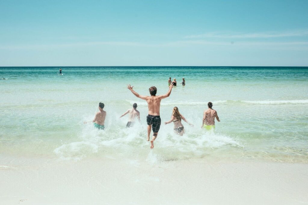 une famille à la plage