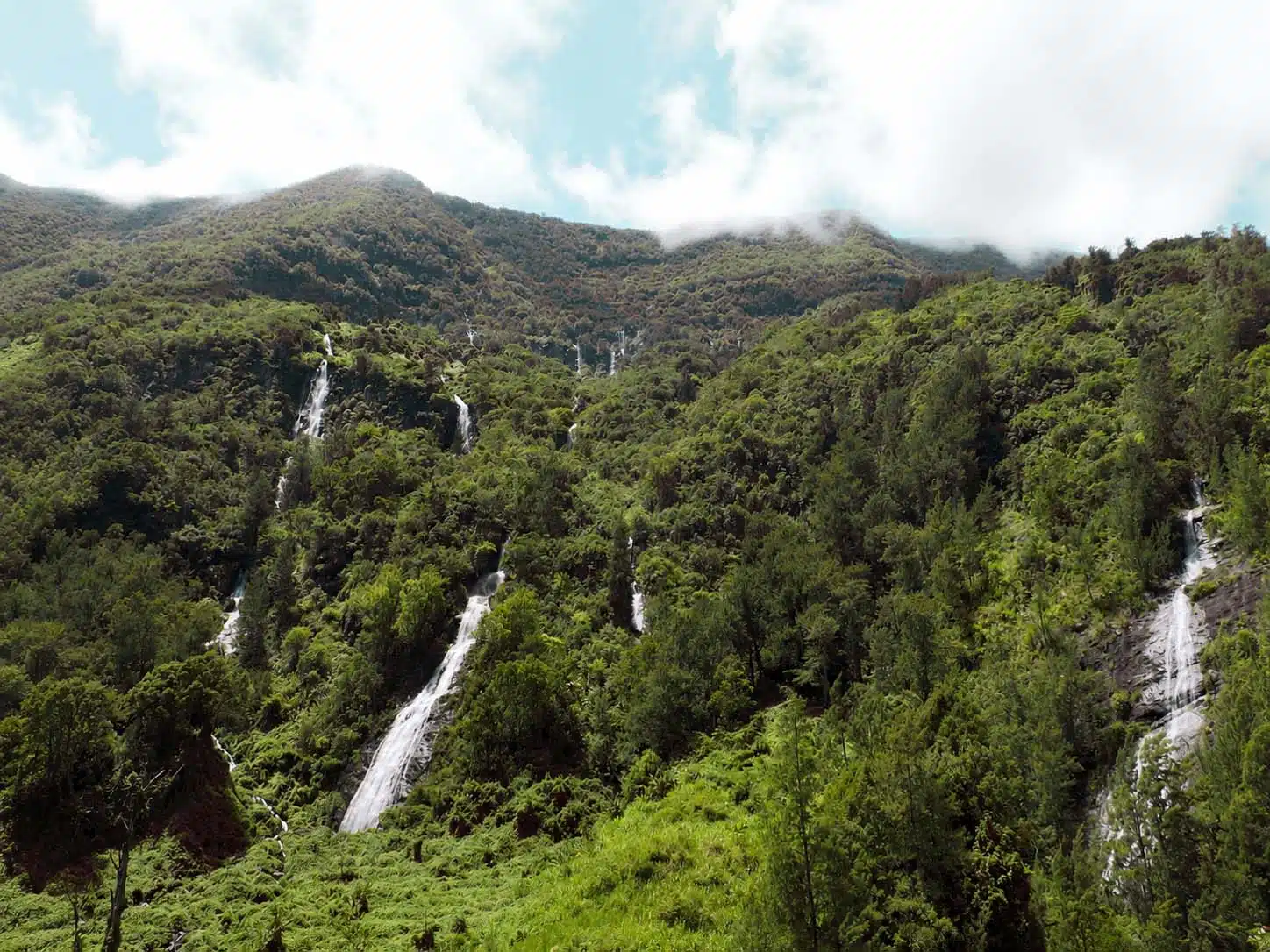 Vue du cirque de Salazie et de la cascade du Voile de la Mariée sur l'île de la Réunion