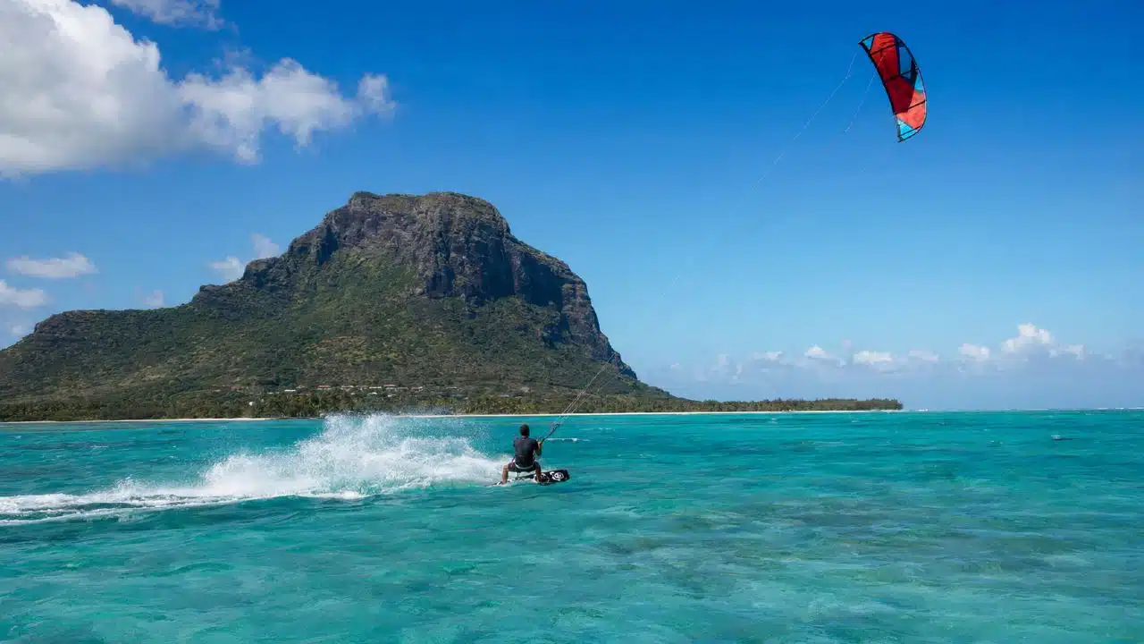 Kitesurfeur profitant des alizés au Morne, île Maurice mais il faut savoir quand partir.