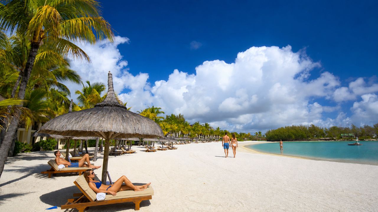  Plage de sable blanc et lagon turquoise à l'île Maurice sous le soleil de l'hiver austral