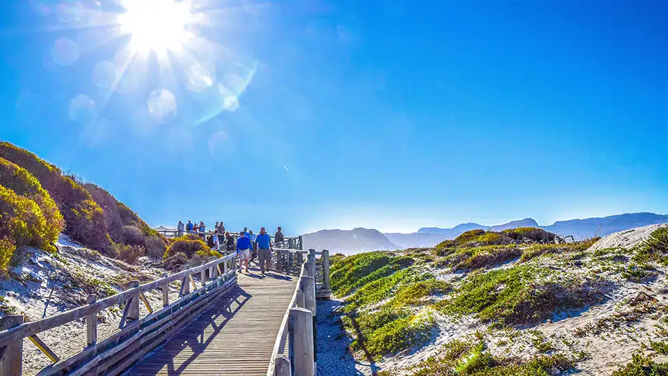 Un groupe de personnes traversant un pont en bois, Muizenberg Afrique du Sud Un groupe de personnes traversant un pont en bois, Muizenberg Afrique du Sud
