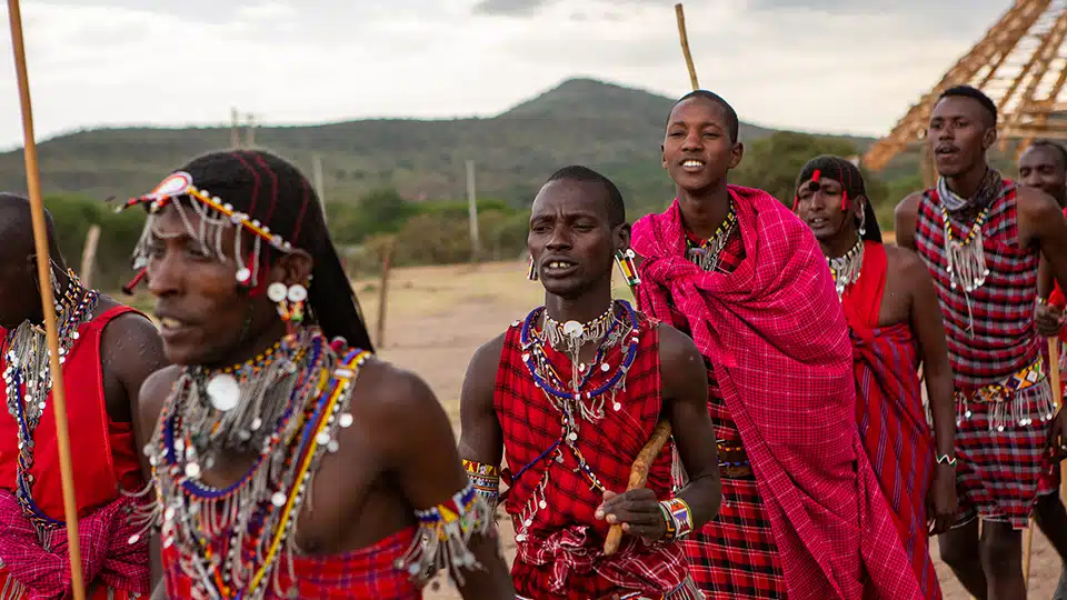 La tribu Maasai en vêtements colorés lors du Serengeti Cultural Festival en Tanzanie La tribu Maasai en vêtements colorés lors du Serengeti Cultural Festival en Tanzanie