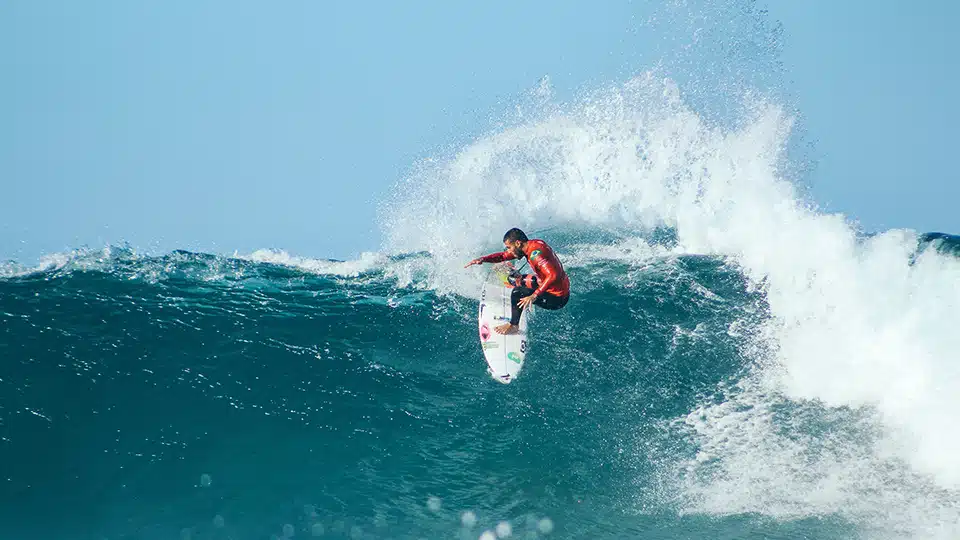 Personne surfant à Jeffreys Bay en Afrique du Sud Personne surfant à Jeffreys Bay en Afrique du Sud