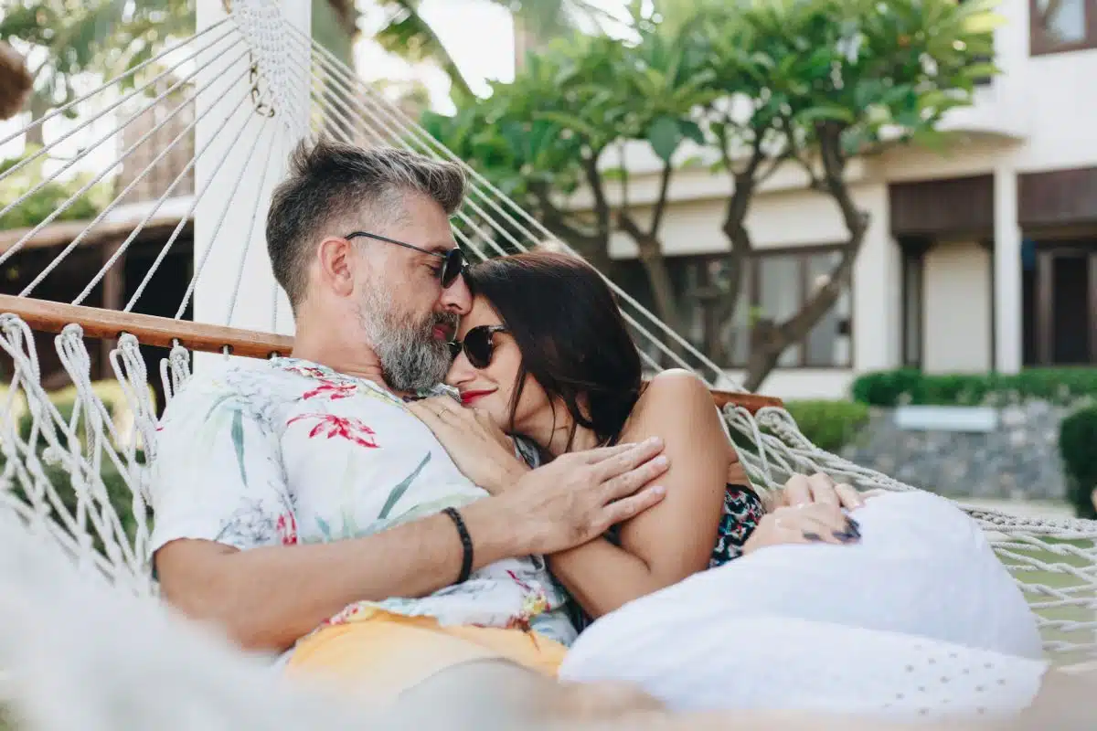 couple amoureux en voyage de noces