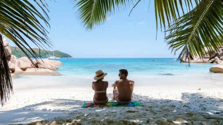 Couple se promenant sur une plage des Seychelles