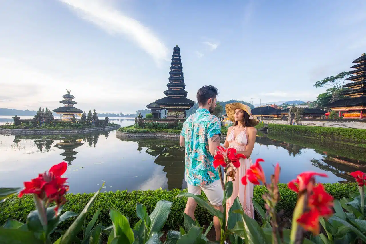 Couple en voyage de noces au Pura Ulun Danu Bratan a Bali