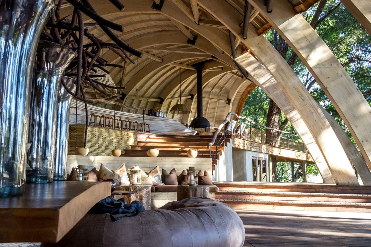 Intérieur d’un lodge de safari haut de gamme Lodge de safari de luxe au Botswana en pleine nature avec architecture en bois