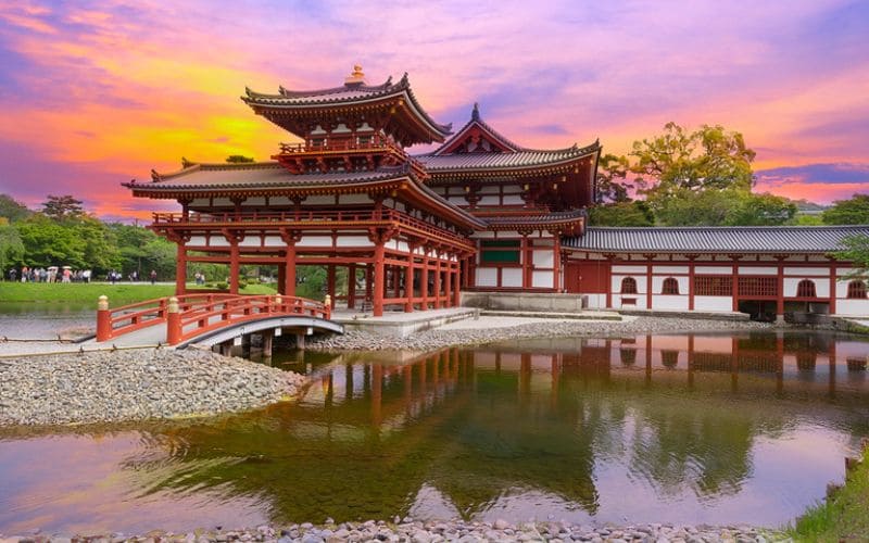 Vue du Phoenix Hall du temple Byodo-in à Uji au Japon lors d'un coucher de soleil flamboyant. Temple Byodo-in - Architecture Bouddhiste Japonaise