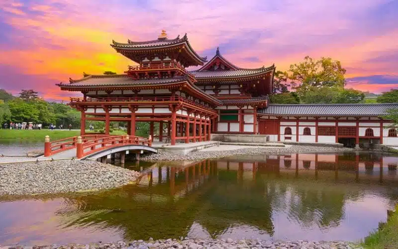 Vue du Phoenix Hall du temple Byodo-in à Uji au Japon lors d'un coucher de soleil flamboyant. Temple Byodo-in - Architecture Bouddhiste Japonaise
