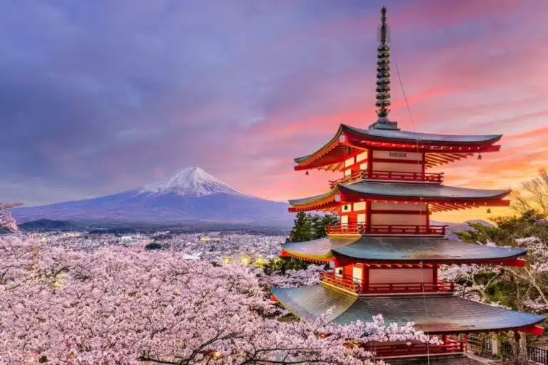 Pagode Chureito Pagoda avec vue sur le Mount Fuji au coucher du soleil, paysage emblématique du Japan