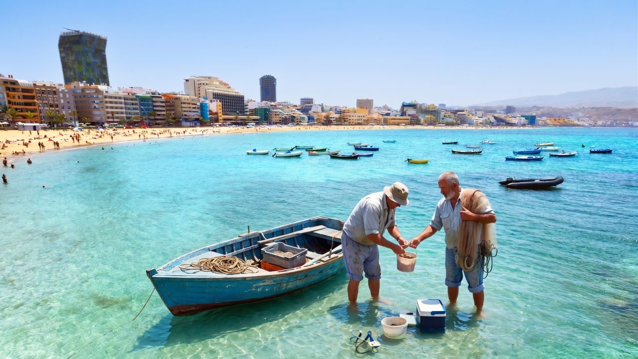 Deux pêcheurs en octobre au soleil a la plage de las canteras aux iles canaries