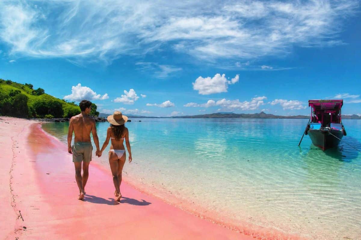 Partie en septembre en couple au bord de la plage Pink Beach Lombok
