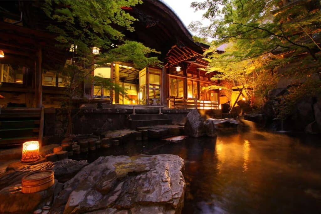 Nuit dans un ryokan traditionnel au Japon Dormir dans un ryokan traditionnel au Japon avec futon et tatami