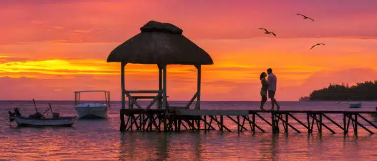 voyage de noces aux Iles Maurice, un couple sur une plage tropicale