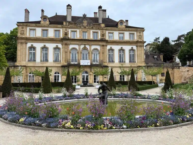 Façade majestueuse de l'Hôtel DuPeyrou. Parmi les monuments incontournables à visiter à Neuchâtel