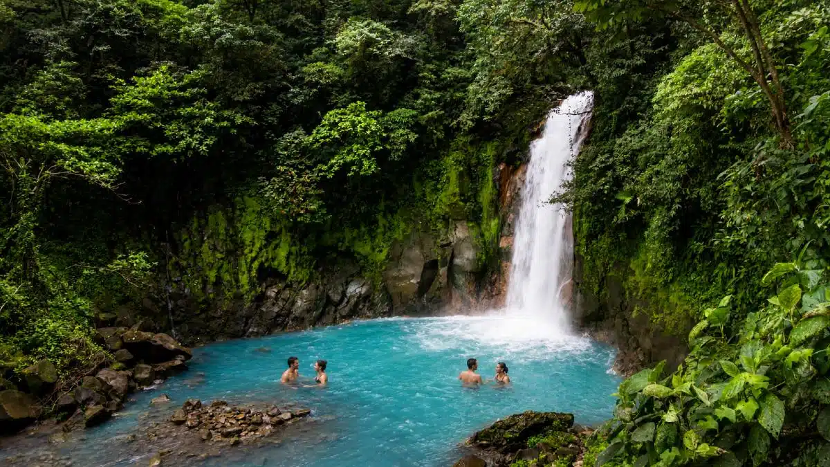 Partir en hiver au soleil du Costa Rica couples en baignade jet d'eau