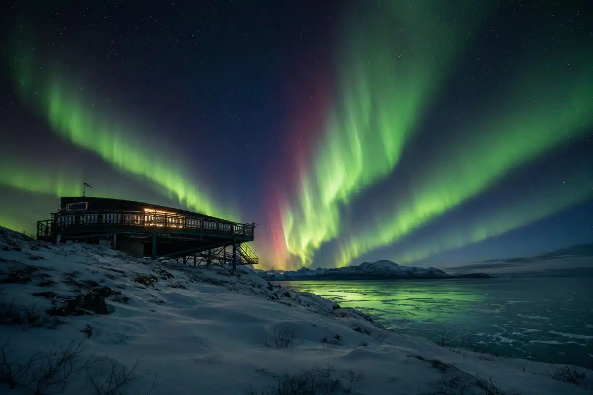 Aurores boréales intenses au-dessus du lac Torneträsk à Abisko en Laponie suédoise par ciel parfaitement dégagé