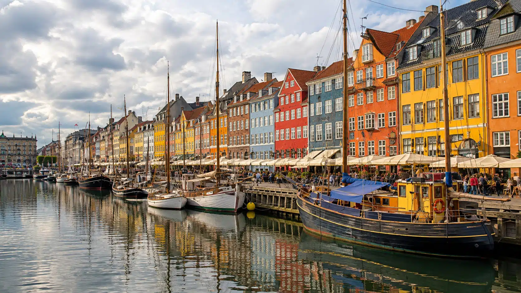 Illustration du port historique de Nyhavn à Copenhague, avec ses façades colorées et ses voiliers amarrés, escale typique d'une croisière en mer Baltique.
