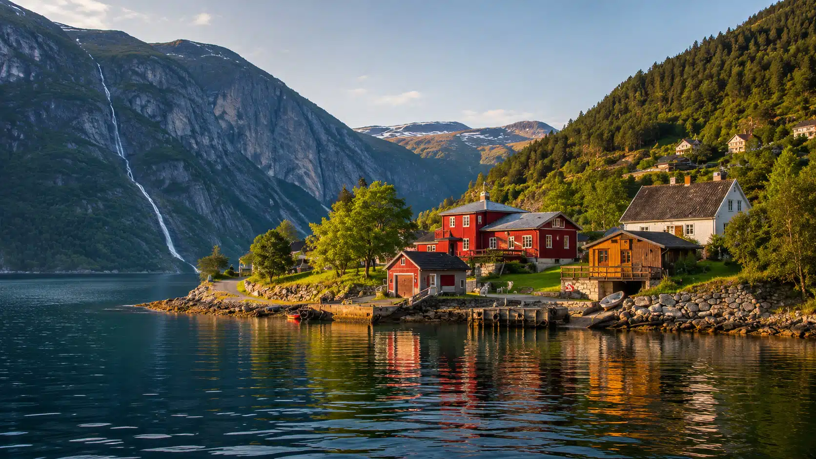 Illustration d'un fjord de l'ouest de la Norvège en été, avec des montagnes verdoyantes, une cascade et un petit village de bois coloré au bord de l'eau.